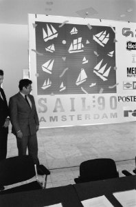 Burgemeester Van Thijn onthult het logo van Sail 1990, Bestanddeelnr 934-4549