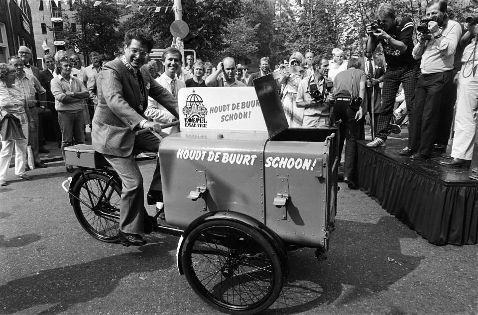 Burgemeester Van Thijn fietst met een schoonmaakkar met het opschrift Houdt de…, Bestanddeelnr 932-6826