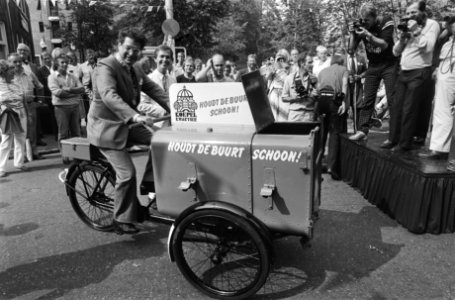 Burgemeester Van Thijn fietst met een schoonmaakkar met het opschrift Houdt de…, Bestanddeelnr 932-6826
