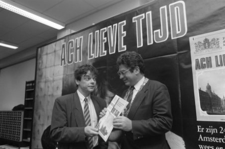 Burgemeester Van Thijn ontvangt in Amsterdam eerste exemplaar aflevering Ach li, Bestanddeelnr 934-3455