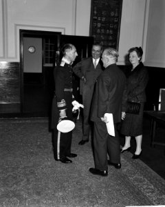 Burgemeester Van Hall ontving op het stadhuis Rear Admiral Twiss van het convooi, Bestanddeelnr 914-4779