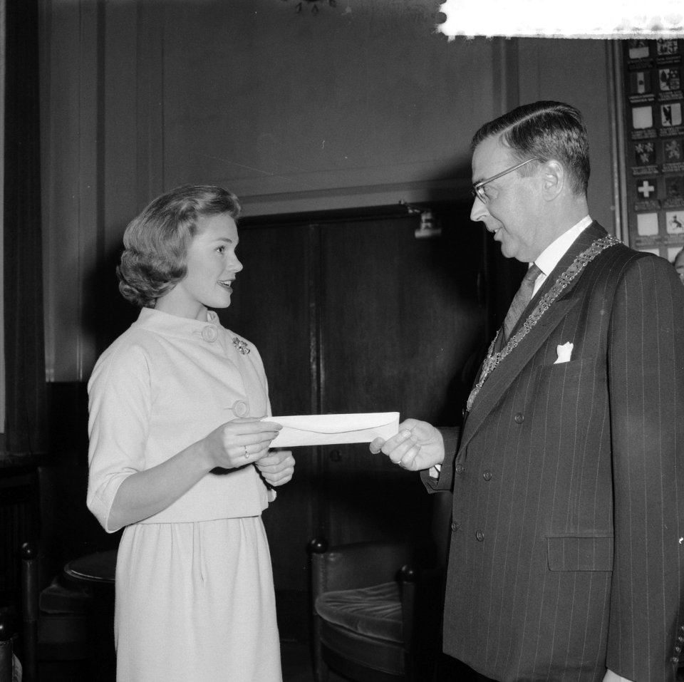 Burgemeester Van Hall ontvangt de New York hostess op het stadhuis Peggy Jaco, Bestanddeelnr 912-3308
