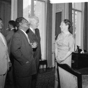 Burgemeester Van Hall ontvangt in de ambtswoning leden Suriname en Antilliaanse , Bestanddeelnr 911-2789
