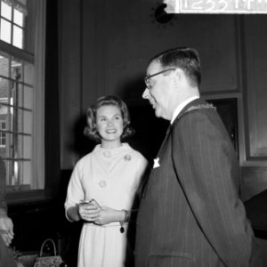 Burgemeester Van Hall ontvangt de New York hostess op het stadhuis Peggy Jaco, Bestanddeelnr 912-3311