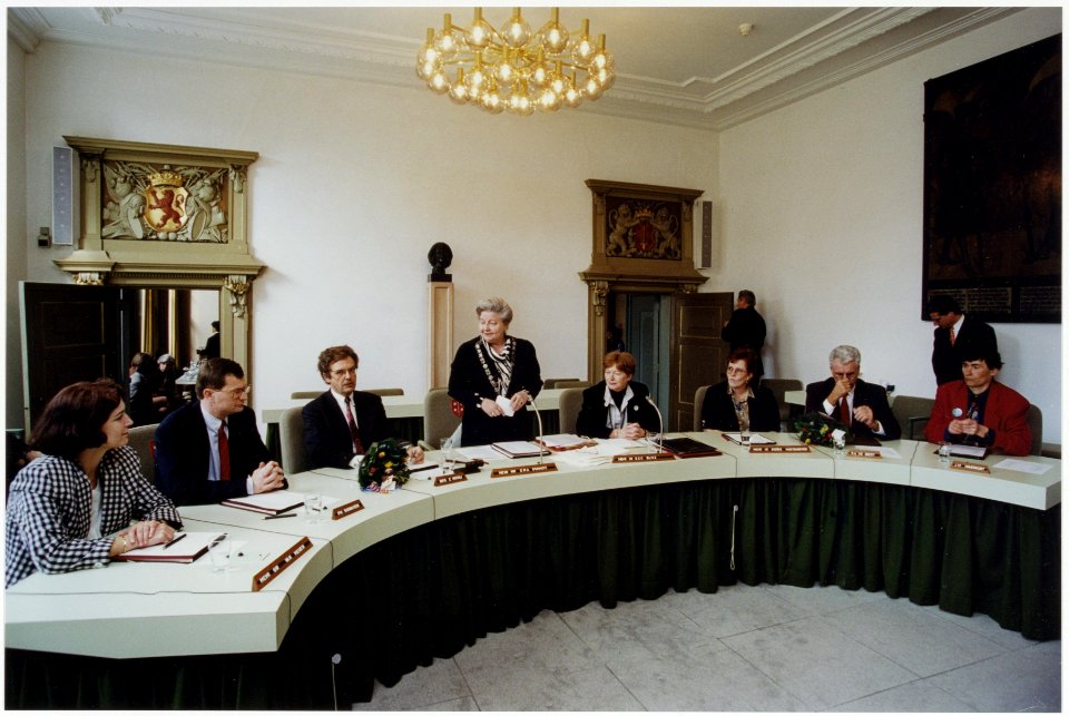 Burgemsster Elisabeth Schmitz en nieuwe wethouders. V.l.n.r. Betty van Vliegen, Peter Schouten, Cornelis Mooy, de burgemeester, secretaris Eveline Blitz, Rineke Gieske, Ruud van der Geest e, NL-HlmNHA 54035053