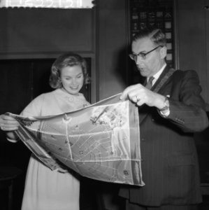 Burgemeester Van Hall ontvangt de New York hostess op het stadhuis Burgemeest, Bestanddeelnr 912-3313