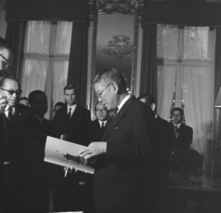 Burgemeester Van Hall ontvangt premier Ikeda van Japan in zijn ambtswoning, Bestanddeelnr 914-5357