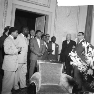 Burgemeester Van Hall ontvangt in de ambtswoning leden Suriname en Antilliaanse , Bestanddeelnr 911-2792