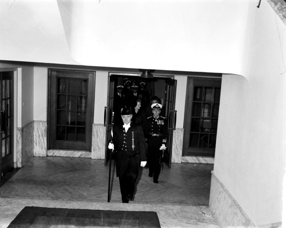 Burgemeester Van Hall ontving op het stadhuis Rear Admiral Twiss van het convooi, Bestanddeelnr 914-4783