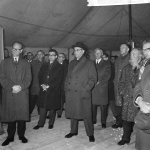 Burgemeester Van Hall slaat eerste paal in de Bijlmermeer, Bestanddeelnr 918-9197