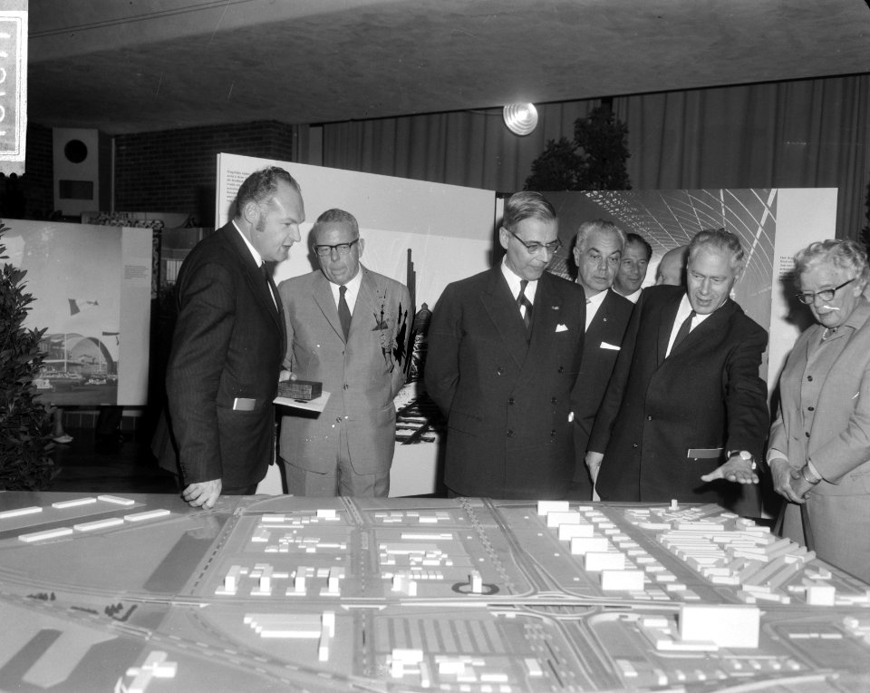 Burgemeester Van Hall opende tentoonstelling een kijk op Amsterdam in Opstanding, Bestanddeelnr 918-1817