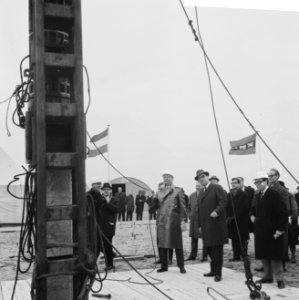 Burgemeester Van Hall slaat eerste paal in de Bijlmermeer, Bestanddeelnr 918-9195