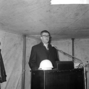 Burgemeester Van Hall slaat eerste paal in de Bijlmermee r, Bestanddeelnr 918-9194