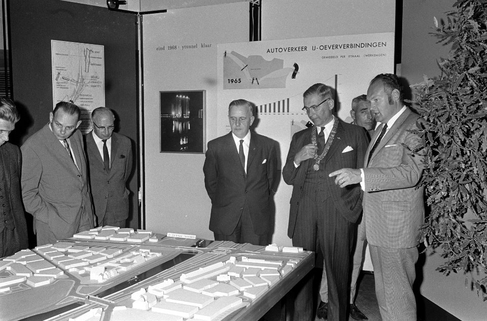 Burgemeester Van Hall opende tentoonstelling in de Orion-school in Tuindorp Oost, Bestanddeelnr 919-2408