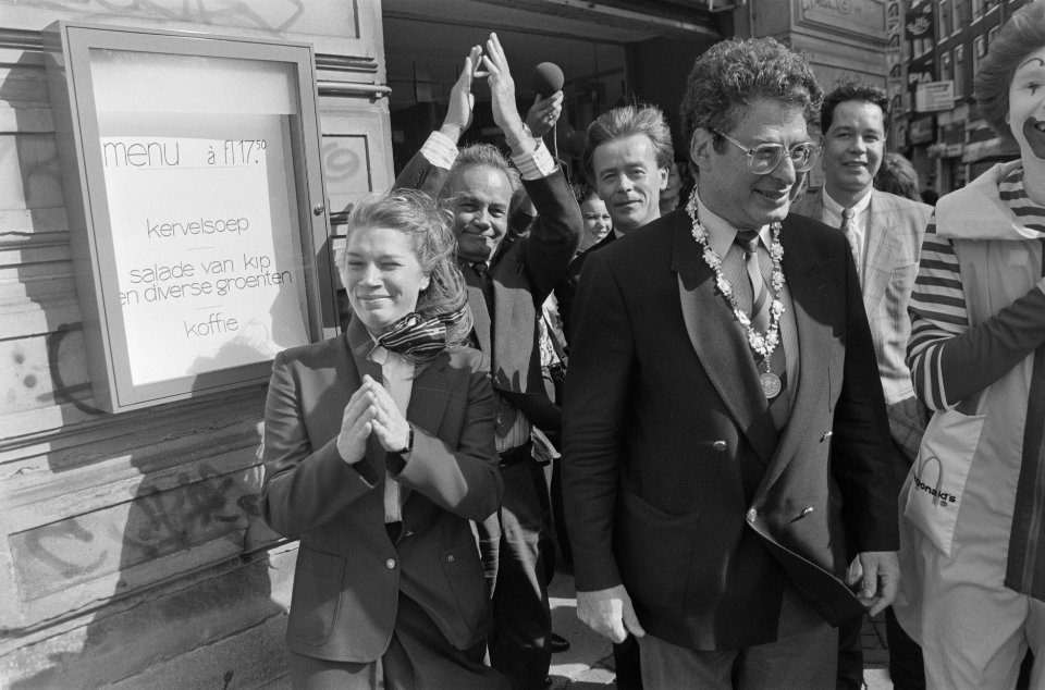 Burgemeester Van Thijn bij start feest Leidsestraat 300 jaar, Bestanddeelnr 934-0738