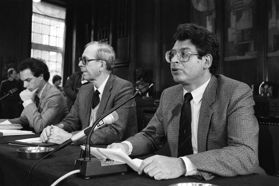 Burgemeester Van Thijn (Amsterdam) kondigt ontruiming Wijers aan burgemeester V, Bestanddeelnr 932-8676
