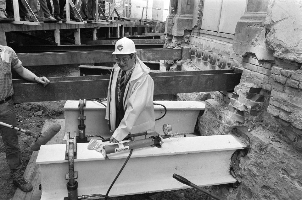 Burgemeester van Thijn (Amsterdam) zet laatste stukje concertgebouw op nieuwe fu, Bestanddeelnr 933-6931