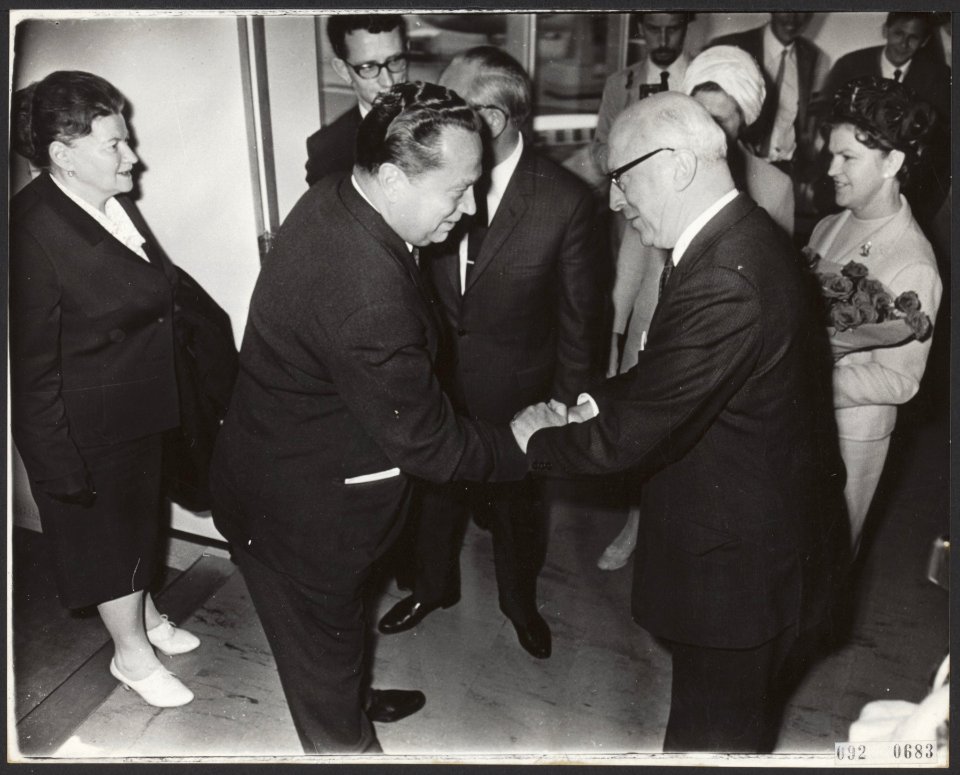 Burgemeester van Moskou met echtgenote en vier wethouders arriveerden op Schiphol, Bestanddeelnr 092-0683
