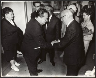 Burgemeester van Moskou met echtgenote en vier wethouders arriveerden op Schiphol, Bestanddeelnr 092-0683