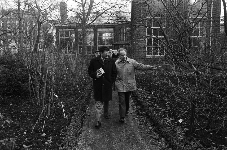 Burgemeester van Thijn bezoekt Hortus Botanicus in verband met mogelijke sluitin, Bestanddeelnr 933-5545