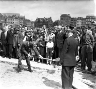 Burgemeester van Nijmegen steekt eerste spade voor opbouw, Bestanddeelnr 934-6906