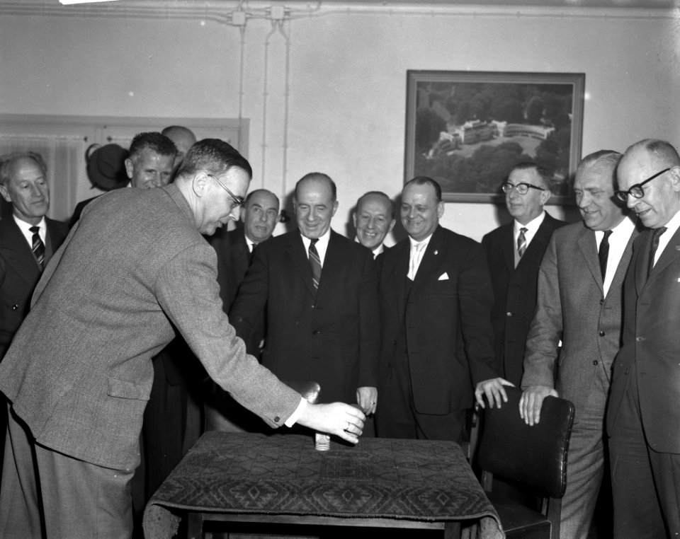 Burgemeester Van Hall verricht loting intertoto-finale, Bestanddeelnr 913-7425