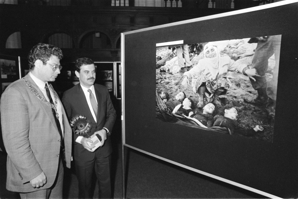 Burgemeester Van Thijn (Amsterdam) reikt hoofdprijs World Press Photo '84 uit aa, Bestanddeelnr 932-9321