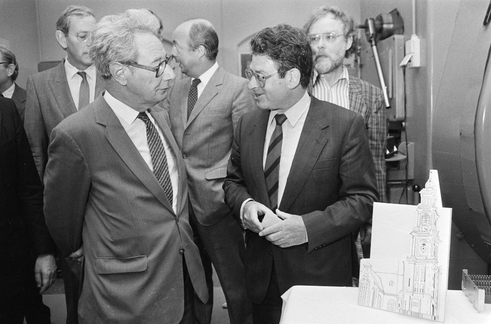 Burgemeester Van Thijn slaat in Utrecht bij Rijkmunt 1e herdenkingspenning resta, Bestanddeelnr 934-0525