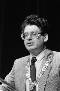 Burgemeester Van Thijn tijdens een rede, Bestanddeelnr 932-7227