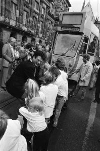 Burgemeester van Thijn van Amsterdam onthult op de Dam eerste Olympische tram en, Bestanddeelnr 933-7081