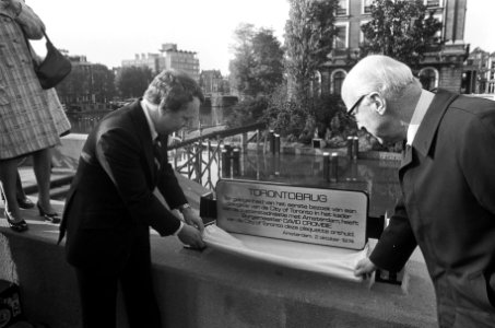 Burgemeester van Toronto overhandigt plaquette aan de Stadhouderbrug in Amsterda, Bestanddeelnr 927-4871