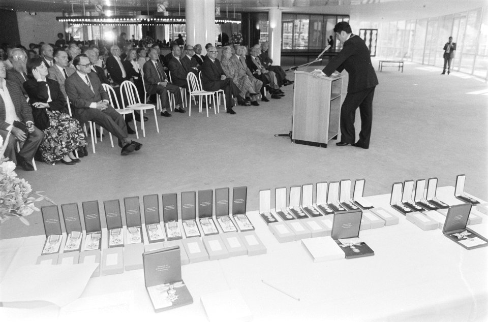 Burgemeester Van Thijn reikte in muziektheater in Amsterdam Koninklijke ondersch, Bestanddeelnr 933-9658