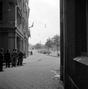 Burgers zoeken dekking op het Rokin, Bestanddeelnr 900-2833