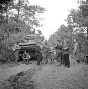 Burgers in gesprek met militairen in het bos bij Aalst, vermoedelijk militairen , Bestanddeelnr 255-9185