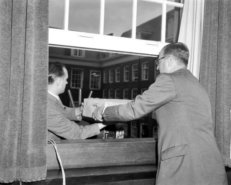 Burgers Amsterdam krijgen open brief inzake de Bijlmermeer Burgemeester Van Hall, Bestanddeelnr 914-0433