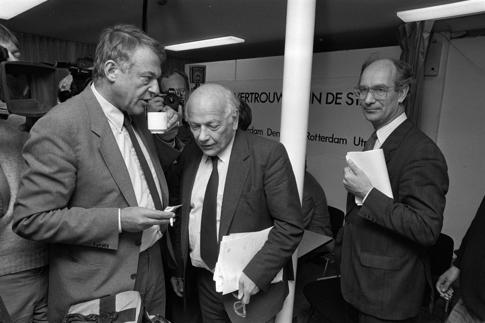 Burgemeesters van 4 grote steden bieden lijsttrekkers memorandum aan vlnr van M, Bestanddeelnr 933-6580