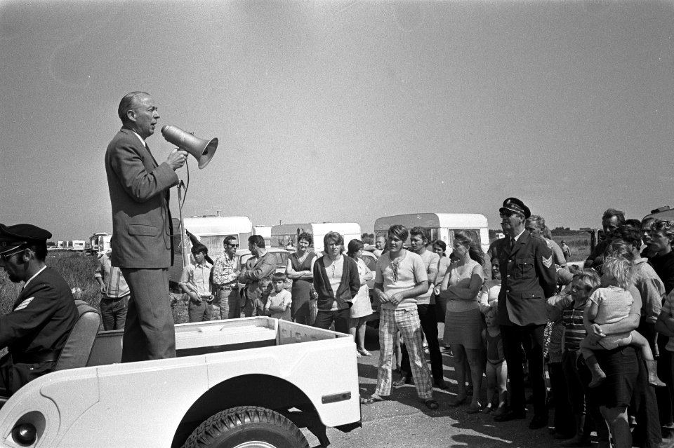 Burgemeester Vermeulen van Katwijk in zigeunerkamp, burgemeester Vermeulen spree, Bestanddeelnr 924-8202