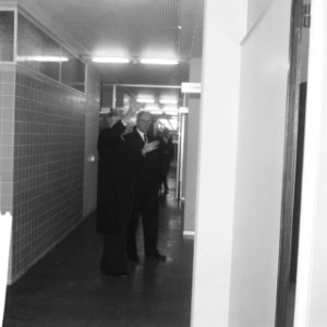 Burgemeester van Walsum opent nieuw gebouw van Verzekering Utrecht . Rondgang do, Bestanddeelnr 913-2113