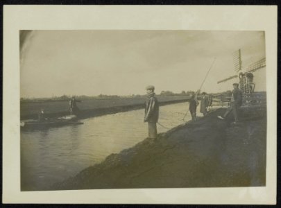 Burgers bij een sloot met een sloep en een molen op de achtergrond., Bestanddeelnr 158-1241