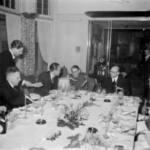 Burgers, een militair en een marineofficier tijdens een feestelijk diner waarbij, Bestanddeelnr 255-9050 photo