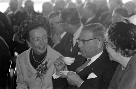 Burgemeester Van Hall tijdens openingstoespraak bij NV Ned. Loyd te Amsterdam, B, Bestanddeelnr 920-3102