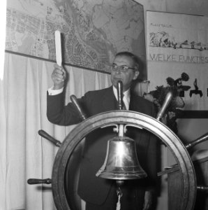 Burgemeester Van Hall terwijl hij vermoedelijk de openingsceremonie verricht, st, Bestanddeelnr 918-3149