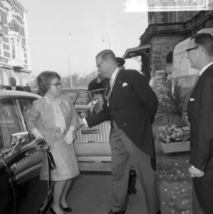 Burgemeester Van Hall van Amsterdam terwijl hij prinses Christina begroet, Bestanddeelnr 918-3377