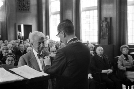 Burgemeester Van Hall reikt Koninklijke onderscheiding uit in het stadhuis te Am, Bestanddeelnr 911-1987