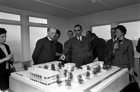 Burgemeester Van Hall sloeg eerste paal nieuw kindertehuis bij Prinses Irenestra, Bestanddeelnr 918-7630