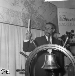 Burgemeester Van Hall terwijl hij vermoedelijk de openingsceremonie verricht, st, Bestanddeelnr 918-3144
