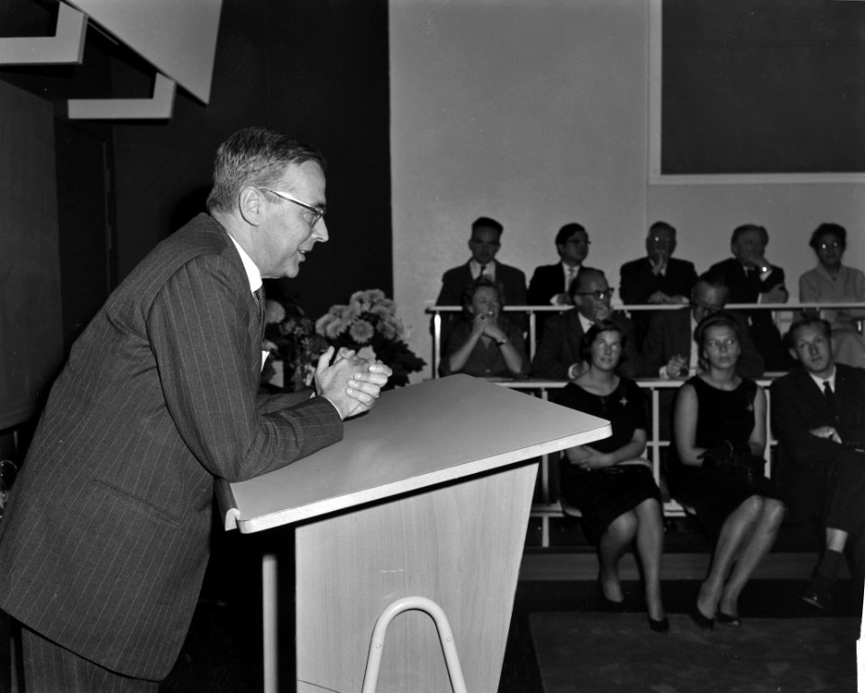 Burgemeester van Hall stelt de nieuwe collegezaal voor de Universiteit in Amster, Bestanddeelnr 914-3944