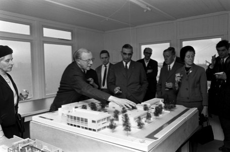 Burgemeester Van Hall sloeg eerste paal nieuw kindertehu bij Prinses Irenestraat, Bestanddeelnr 918-7632