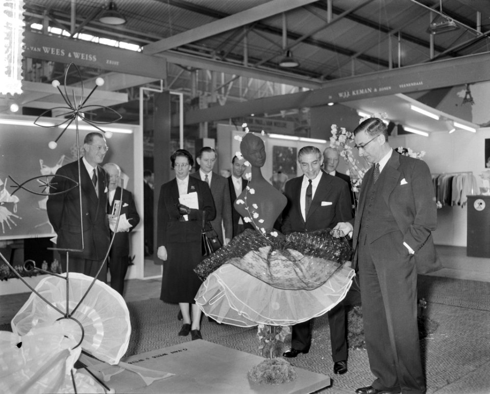 Burgemeester Van Hall opent de negende textielbeurs in het RAIgebouw, burgemeest, Bestanddeelnr 910-1198