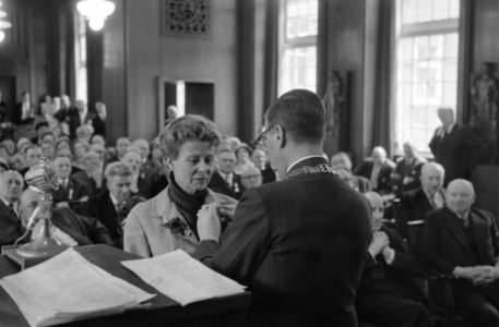 Burgemeester Van Hall reikt Koninklijke onderscheiding uit in het stadhuis te Am, Bestanddeelnr 911-1990